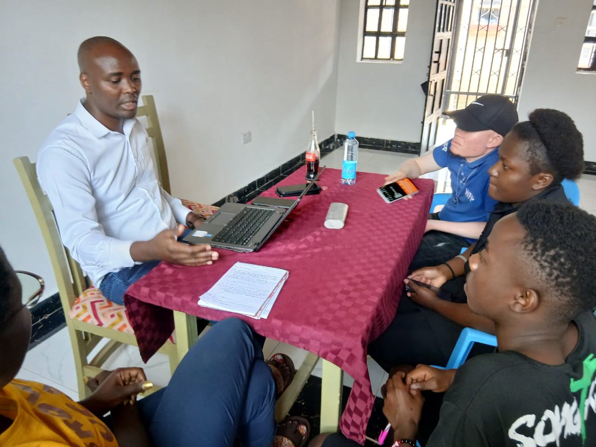 sndbxubuntu's tweet image. Coaching in action! 💬✨
Creatives sharpening their Marketing &amp;amp; Communication skills to make their brands unforgettable. 📢🎨

#CreativeGrowth #coachingsessions #creativity #YoungAfricaWorks