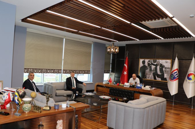 Vakıfbank Aydın Bölge Müdürü Ali Karamik ve Aydın Şube Müdürü Mehmet Ali Selimoğlu, Aydın Ticaret Odası Başkanı Hakan Ülken’i ziyaret etti.