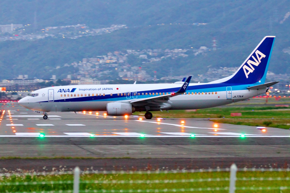 大阪伊丹空港にて
タキシング中の
ANA
Boeing 737