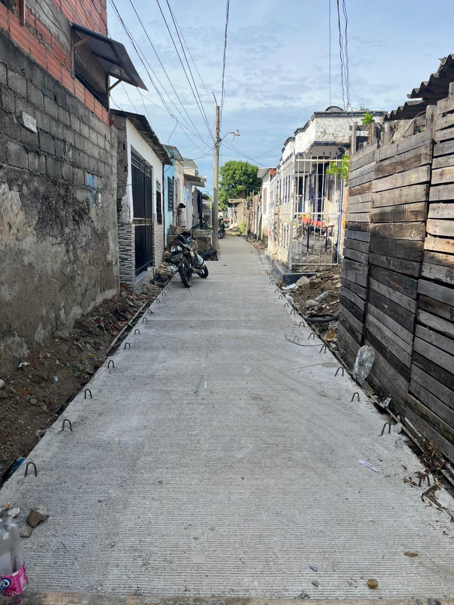 No sé si se acuerdan, pero el 9 de julio les mostré el sector Omaira Sánchez, en La Candelaria.

Aquí les pongo dos fotos de cómo vamos 🚧

Me gusta cuando las obras avanzan rápido, con calidad y con la participación de la comunidad. Y eso lo logra el programa COMPI ✅

200