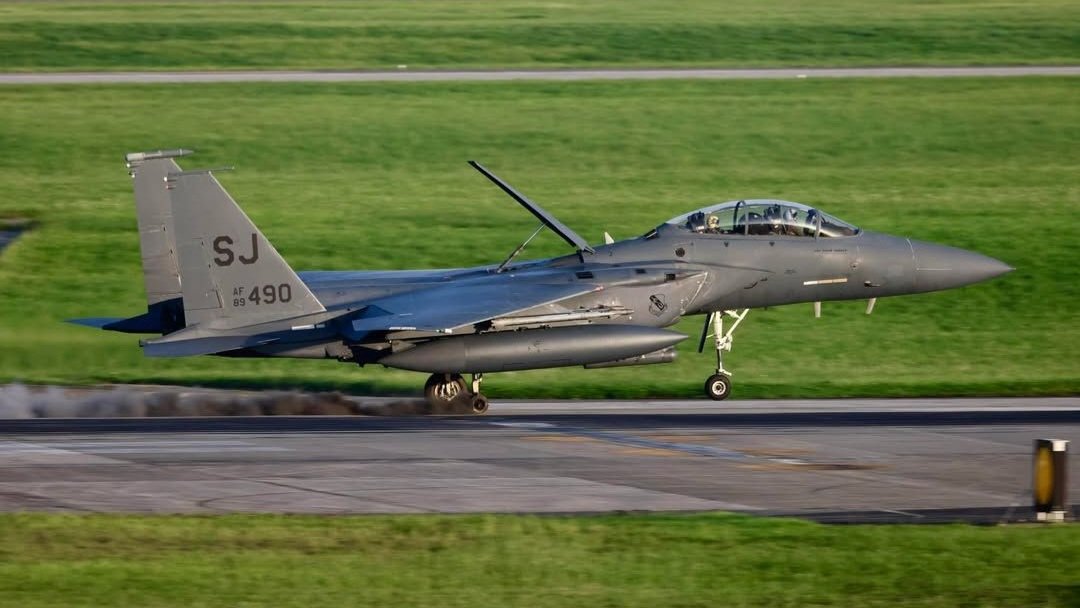 No wheel, no problem... it's an Eagle 😉
An F-15E from the 18th FW recently made an emergency landing at Kadena AB, Japan - after losing one of its landing gear wheels mid-flight. How that happened? I have no idea.