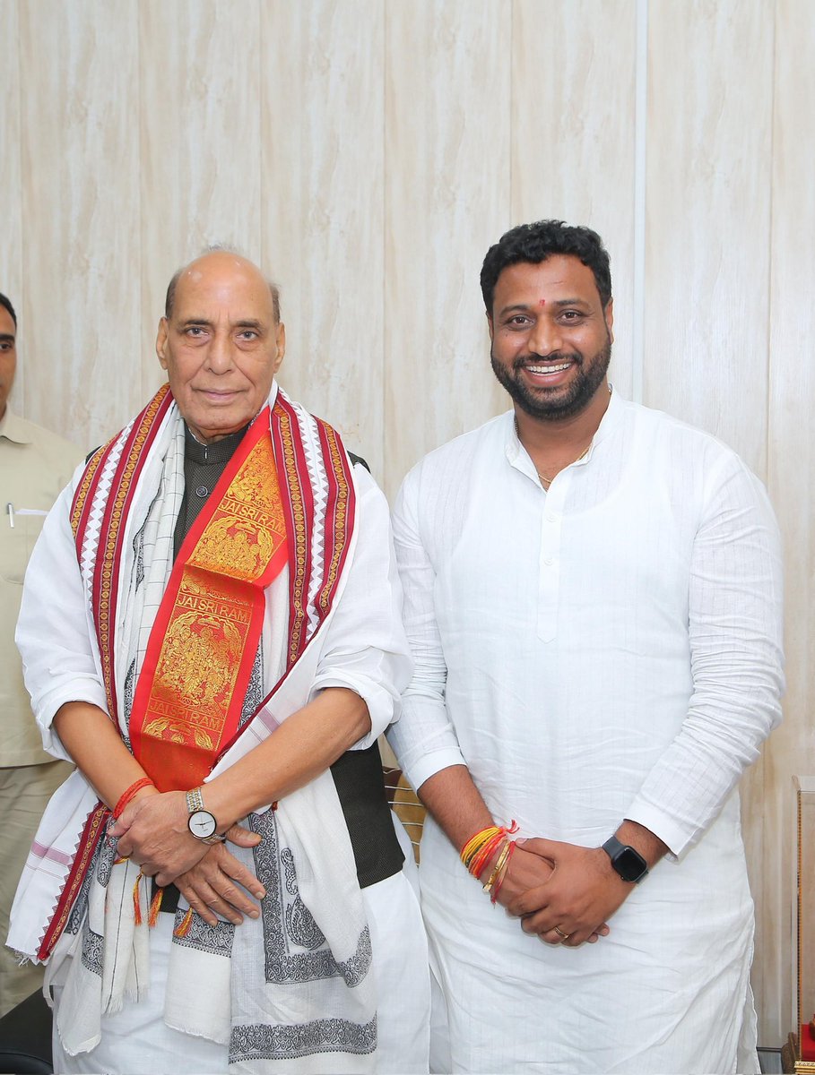 mahendersevalla's tweet photo. పార్లమెంట్ సమావేశలకు వెళ్ళన సందర్బంగా @BJYMinTG సభ్యులతో కలిసి కేంద్ర రక్షణ శాఖ మంత్రివర్యులు శ్రీ @rajnathsingh గారిని వారి రెసిడెన్షియల్ హౌస్  లో కలవడం జరిగింది, ఆపరేషన్ సింధూర సందర్భంగా జరిగినటువంటి సంఘటనలను వారితోపాటు గుర్తుచేసుకోవడం చాలా సంతోషకరం. 🙏🏽🙏🏽
@BJYMinTG https://t.co/VCVcjQYSqQ