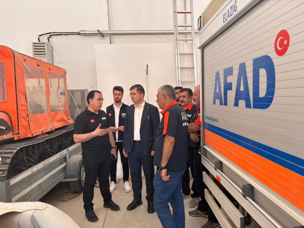 📍Elazığ AFAD İl Müdürlüğü

Vali Yardımcımız Sayın Ömer ÖZBAY, Müdürlüğümüzü ziyaret etti.
Ziyaret kapsamında, kriz merkezi ile afet ve acil durumlarda kullanılan araç-gereçler, İl Müdürümüz Dr. Cafer GİYİK ve arama kurtarma personelimiz tarafından tanıtıldı.