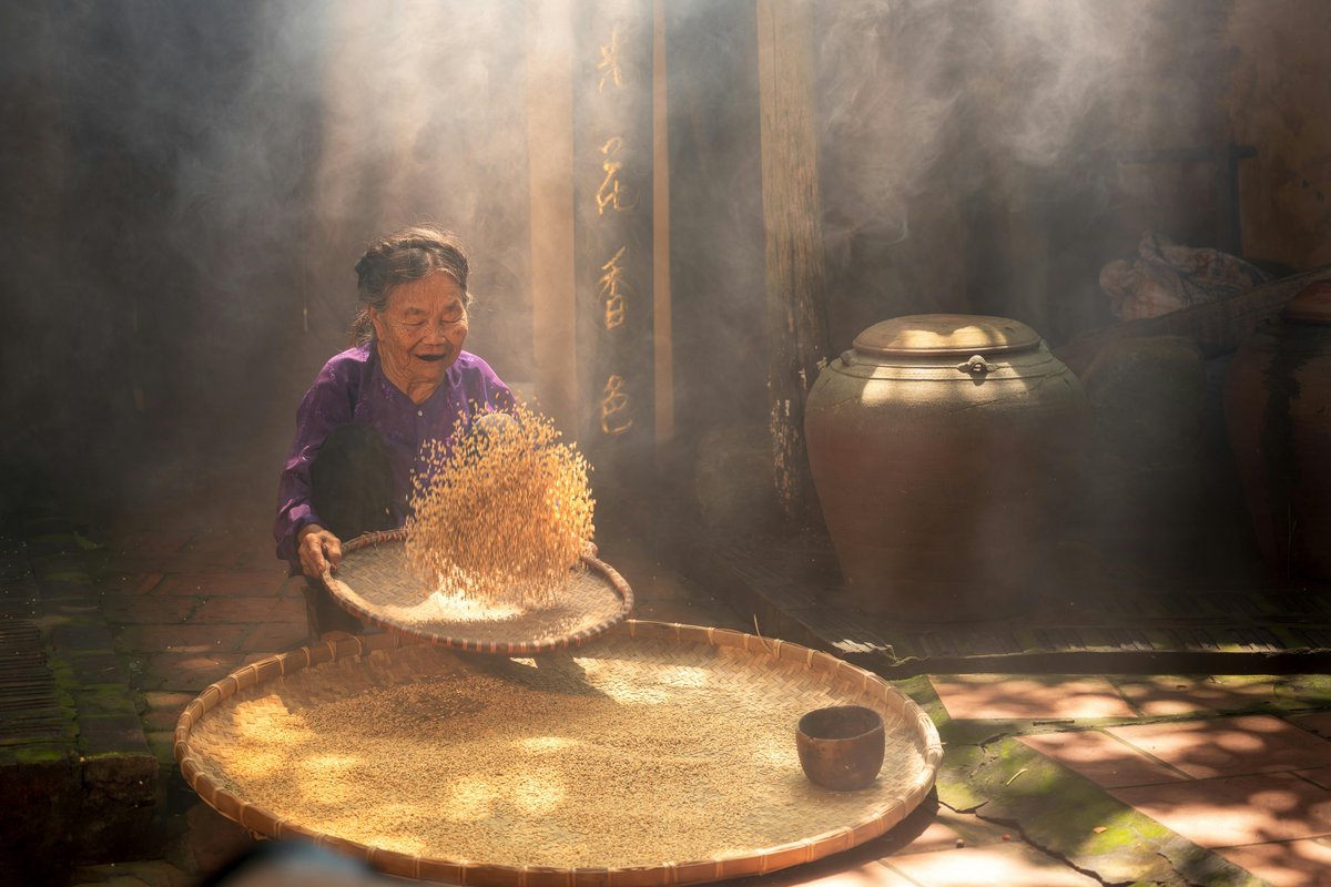 shre1chweek's tweet image. Traditional rice processing in action—honoring age-old techniques. #CulturalHeritage #RiceProcessing