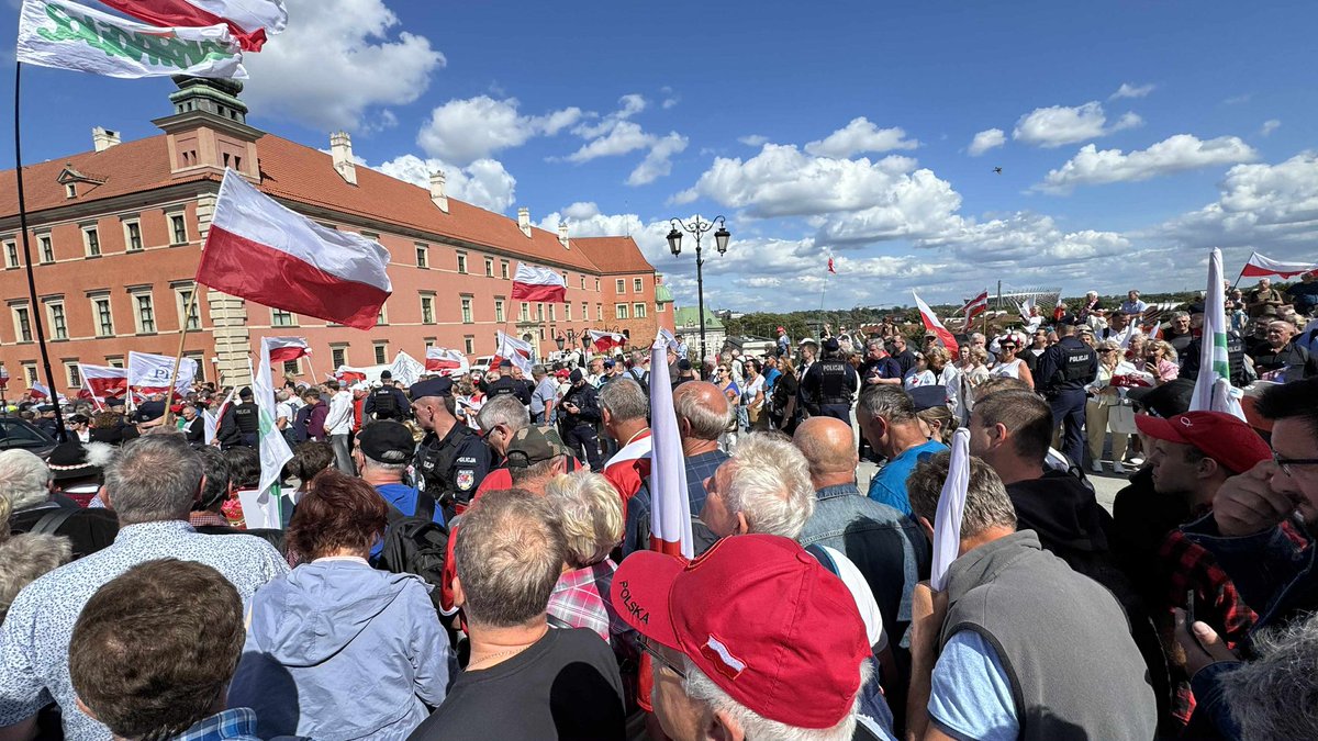 Generacja OdNowy (@godnowy) on Twitter photo ❗️Tysiące Polaków na ulicach Warszawy❗️Świętujemy w Warszawie 🇵🇱
Polska ma nowego Prezydenta! 🎉 <a href="/NawrockiKn/">Karol Nawrocki</a> <a href="/prezydentpl/">Kancelaria Prezydenta RP</a>
#Nawrocki #Prezydent #Warszawa ❗️Tysiące Polaków na ulicach Warszawy❗️Świętujemy w Warszawie 🇵🇱
Polska ma nowego Prezydenta! 🎉 <a href="/NawrockiKn/">Karol Nawrocki</a> <a href="/prezydentpl/">Kancelaria Prezydenta RP</a>
#Nawrocki #Prezydent #Warszawa