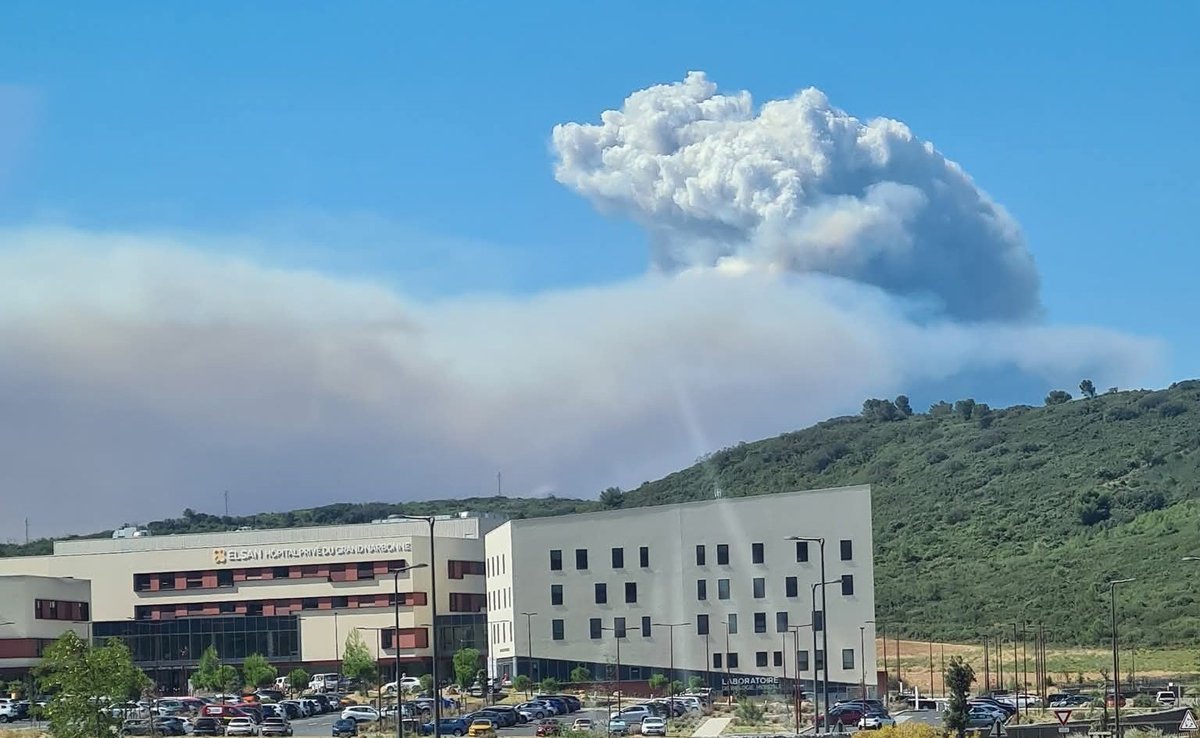 🔥 L'#incendie dans l'#Aude est toujours actif et un pyrocumulus s'est même formé. Les derniers chiffres officiels annoncent 16.000 hectares parcourus ! (photo Sarah Nenas)