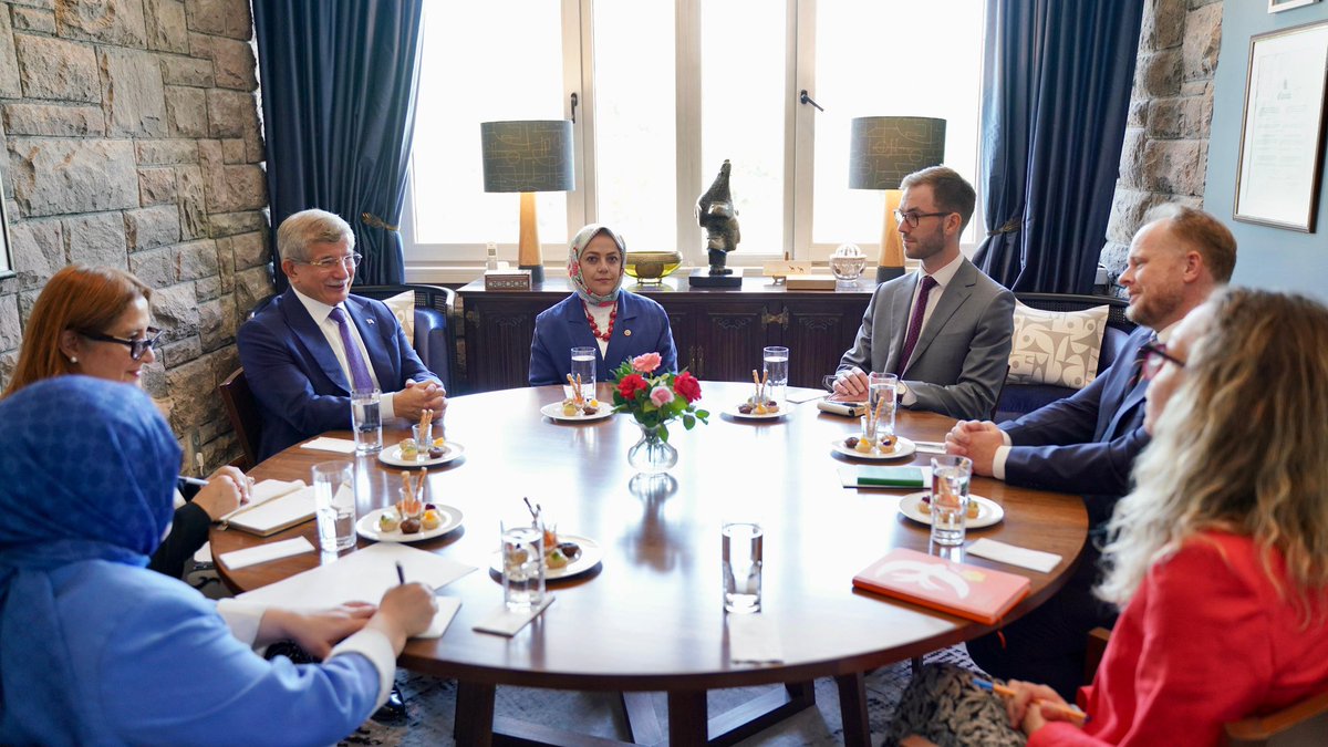 Genel Başkanımız Sayın Ahmet Davutoğlu, beraberindeki heyetimizle birlikte Kanada’nın Ankara Büyükelçiliği’ni ziyaret etti.

Genel Başkanımız ziyaret esnasında, Kanada’nın Gazze’ye yönelik insani yardımları dolayısıyla teşekkürlerini bildirerek, Kanada Başbakanı Sayın Mark