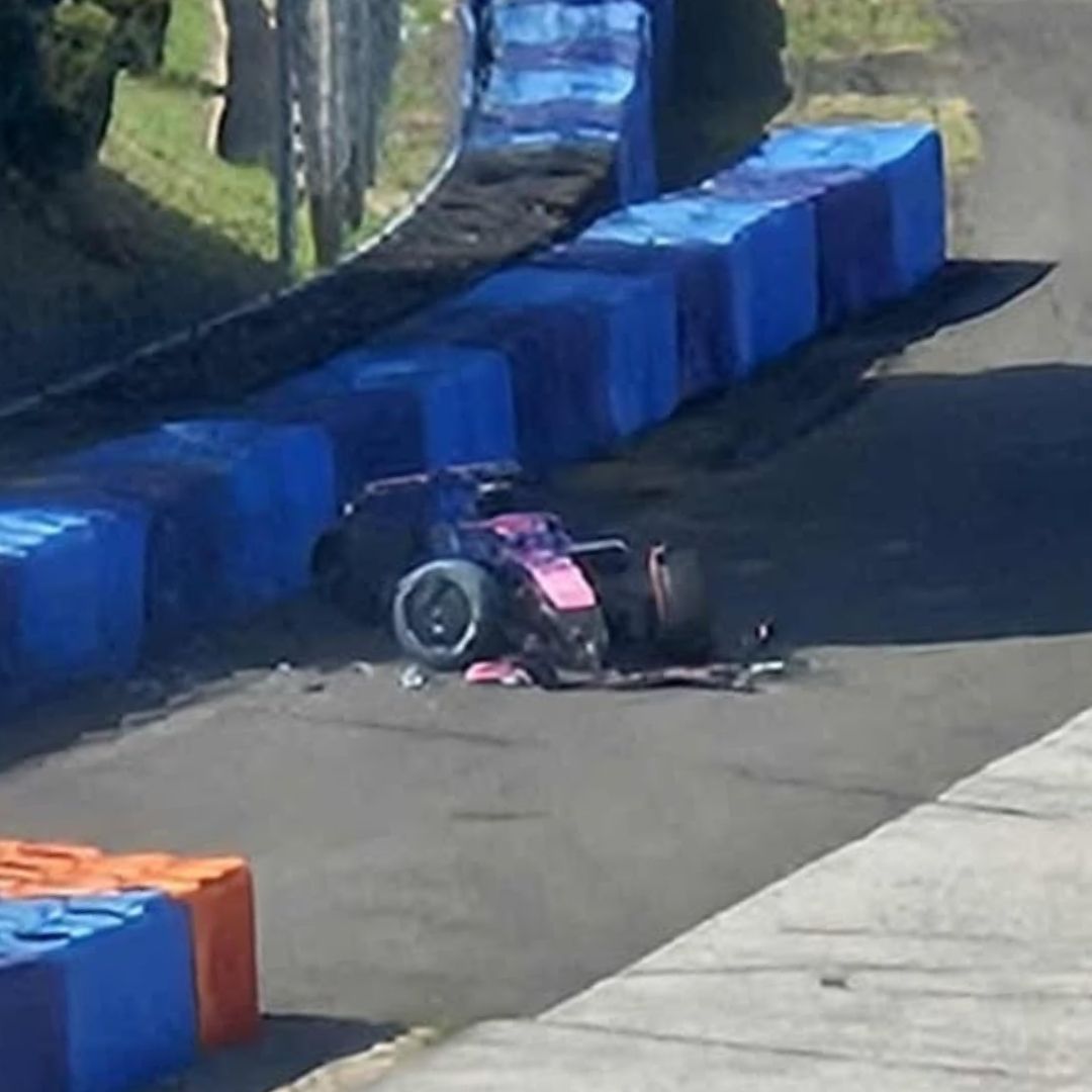 Franco Colapinto har kraschat under Pirellis däcktester på Hungaroring – incident i kurva 11. Uppges vara okej efter kontroll i medical center. Alpine, McLaren, Racing Bulls &amp; Ferrari deltar i testen av 2026 års smalare däck. 📸 <a href="/Karol_CyrkF1/">Karol z CyrkF1</a>