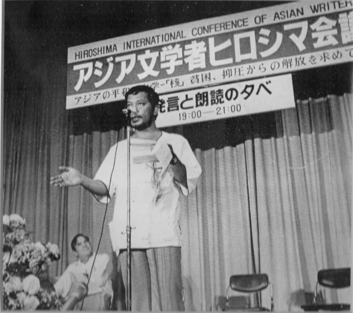 スチャート・サワッシーがアジア文学者ヒロシマ会議で詩を読んだときの写真をあげているな。本人は85年と書いているが83年のはず（だよね）。
facebook.com/photo?fbid=430…