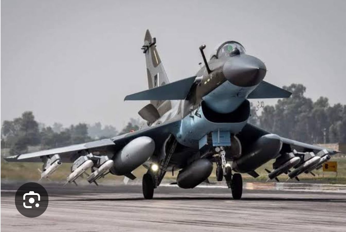amarshadmalik's tweet photo. The Chinese intellectual Mr. Gao praises the prowess of #PAF, noting cutting-edge technology of J-10  but truly speaking the exceptional skill of the Shaheens truly makes the difference. 💪✈️🇵🇰 We are proud of our heroes.   #PakistanAirForce #Shaheens #PAFExcellence https://t.co/IhFUxJ2M4i
