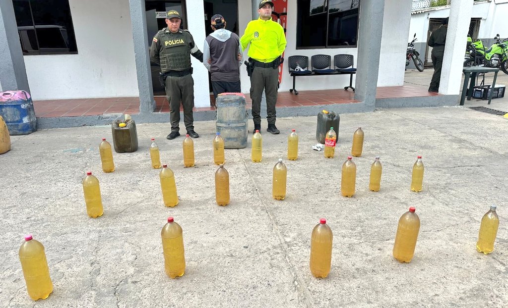 GuajiraPolicia's tweet image. #Maicao | Gracias a os controles exhaustivos que realiza nuestra @PoliciaAduanera 👮‍♂️ capturó en las últimas horas a tres personas e incautó 81 galones ⛽ de hidrocarburos de contrabando 🚫📦
#SeguridadEnElTerritorio
#TodosContraElContrabando