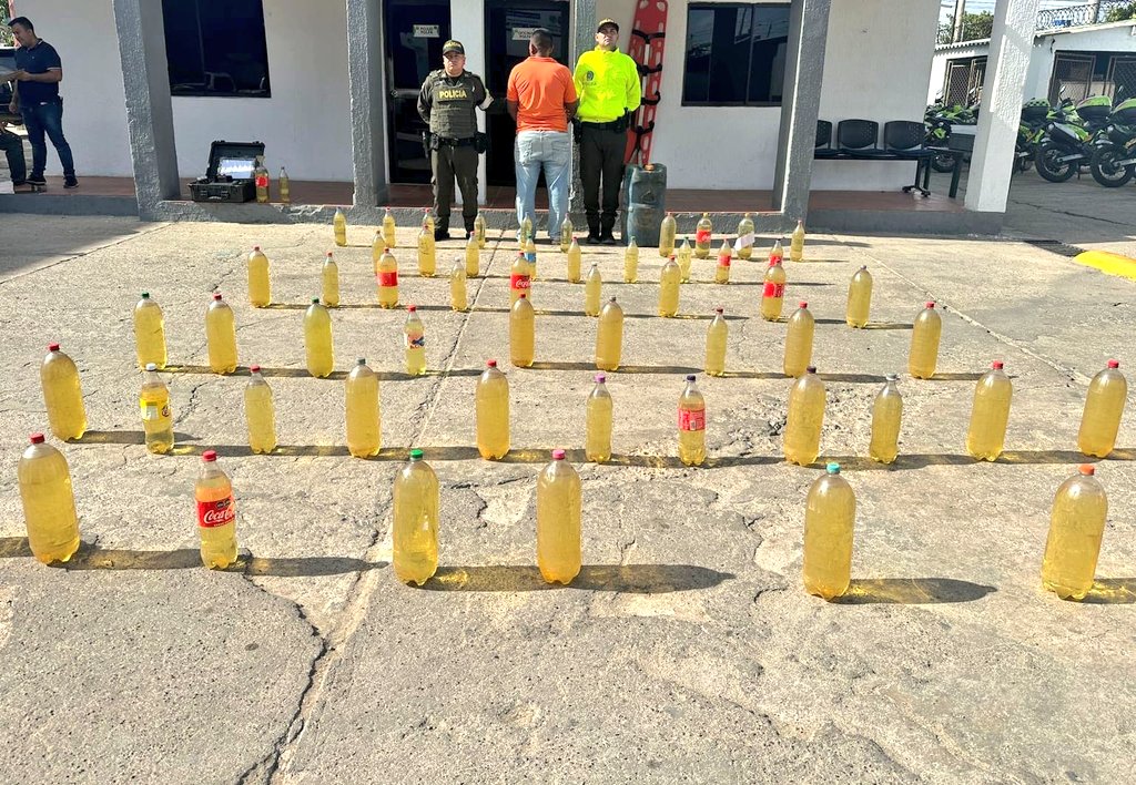 GuajiraPolicia's tweet image. #Maicao | Gracias a os controles exhaustivos que realiza nuestra @PoliciaAduanera 👮‍♂️ capturó en las últimas horas a tres personas e incautó 81 galones ⛽ de hidrocarburos de contrabando 🚫📦
#SeguridadEnElTerritorio
#TodosContraElContrabando