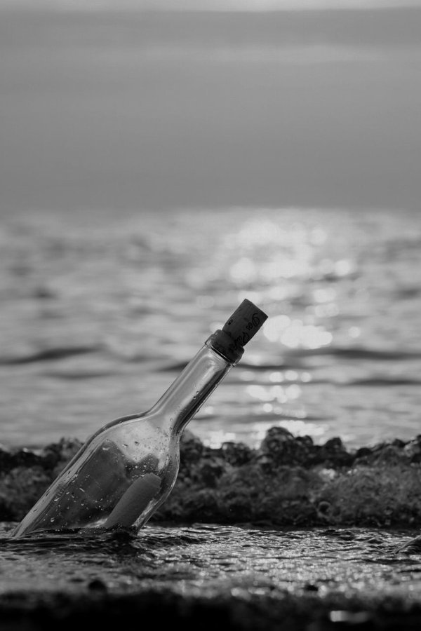 literlandweb1's tweet image. Si lanzaras al mar un mensaje en una botella...¿Qué escribirías, quién te gustaría que te leyera, dónde quisieras que llegaran tus palabras?
