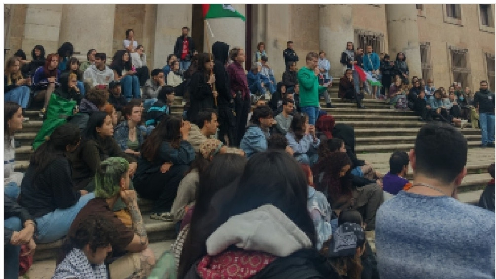 #Juventud El problema de la vivienda es el problema del capitalismo. Un problema que se ceba especialmente con la juventud, atrapada entre la espada del mercado y la pared de la explotación. Por eso, la solución nunca vendrá de las instituciones burguesas. pceml.info/la-ultima-gene…