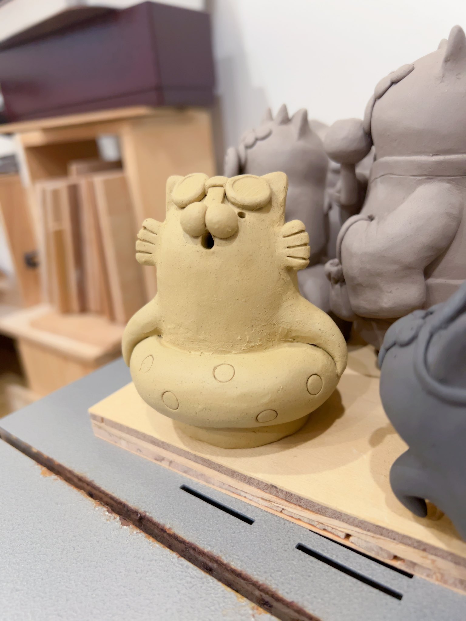 猫の陶芸 大きな左手招き猫。「招き狛猫」 シッポは猫又。 #陶都窯 #ネコ