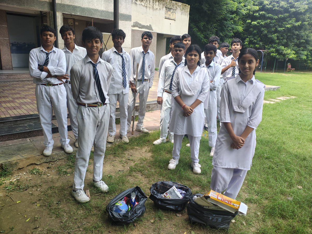 AnuradhaYD's tweet image. &quot;Green steps towards a greener future! 🌿♻️ Students of @SVKitchnerRoad took part in a activity on segregation of waste &amp;amp; the power of the 3Rs - Reduce, Reuse, Recycle! Learning to care for our planet. 🌈 #EcoFriendly #WasteSegregation #3Rs #SustainabilityInSchools&quot;