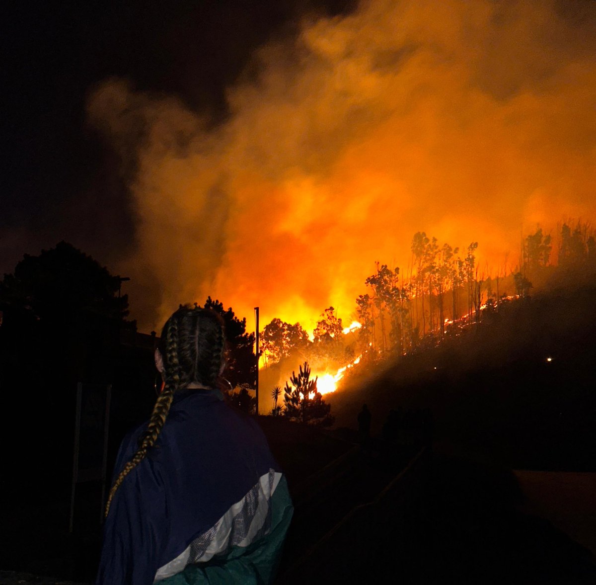 OteroTuitea's tweet photo. Muchas gracias a todos los que se preocuparon por el incendio de Corme, estuvo cerca pero afortunadamente no llegó a las casas y se pudo evacuar. Parece que la cosa está controlada, pero ayer a las 00.00 aún estaba así https://t.co/xx6XmO6Yav