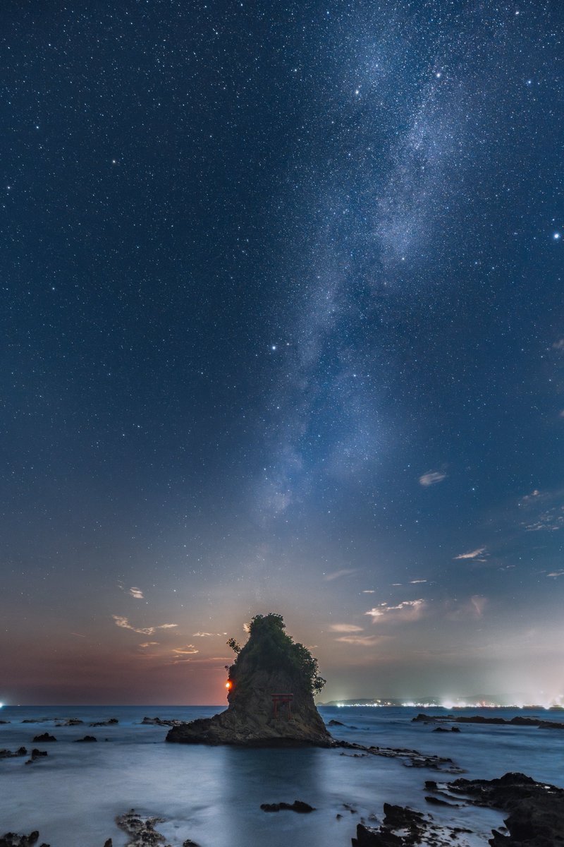 pomu_iyashi's tweet photo. 幻想的な夜空が見れる島 https://t.co/1eu1jpwQYY