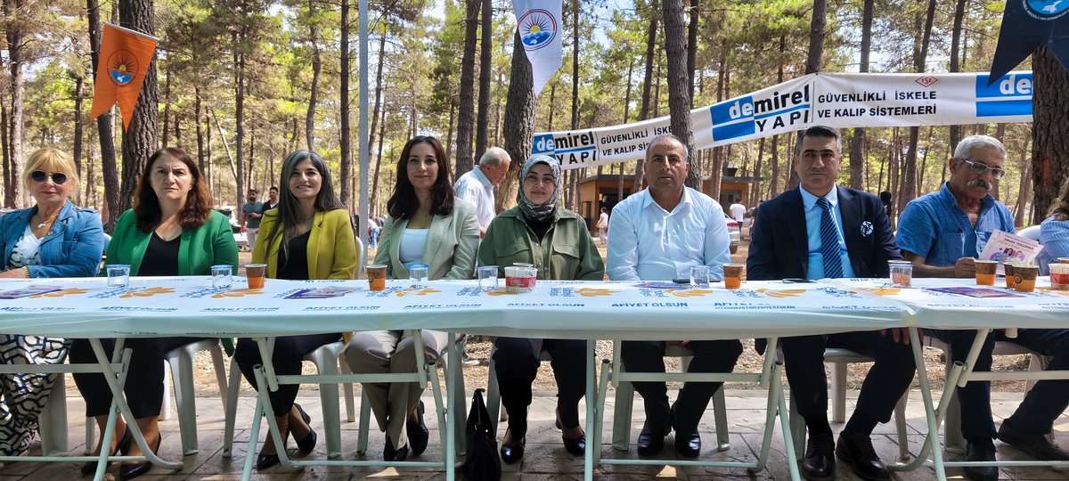 VANFED'in daveti üzerine Geleneksel Vanlılar Yayla Şenliğinde hemşehrilerimizle buluşmanın mutluluğunu yaşadık.
Zor şartlara rağmen, Halkımızın birlik ve dayanışma içinde olup İstanbul'un yönetiminde söz sahibi olmasıyla da gurur duyuyoruz.