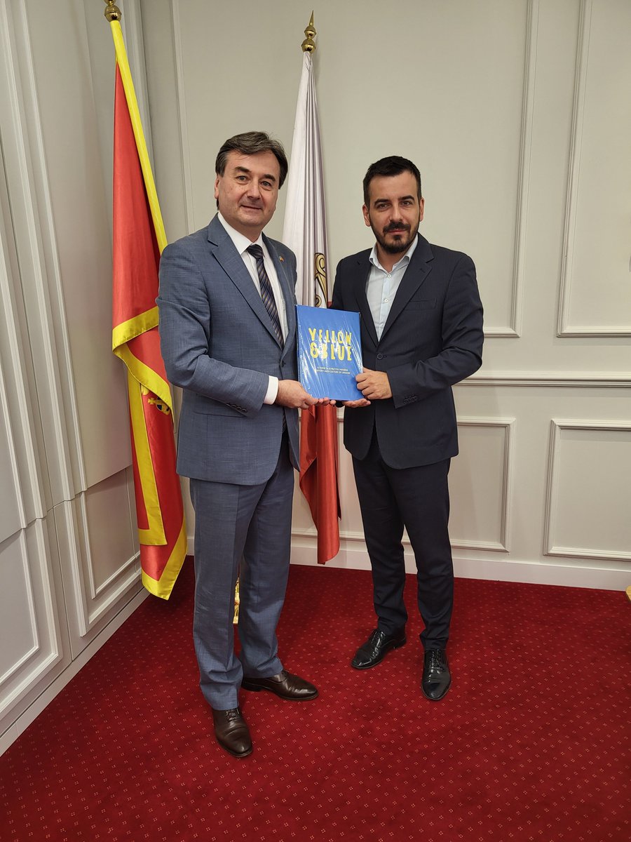 Ambasador 🇺🇦u🇲🇪 Nj.E.Oleh Herasymenko sastao se sa Predsjednikom Opštine Kotor uvaženim g.Vladimirom Jokićem.
Ambasador izrazio je zahvalnost na prijemu i istakao interesovanje za jačanje partnerskih odnosa sa lokalnim zajednicama u Crnoj Gori, dok je predsjednik Jokić naglasio