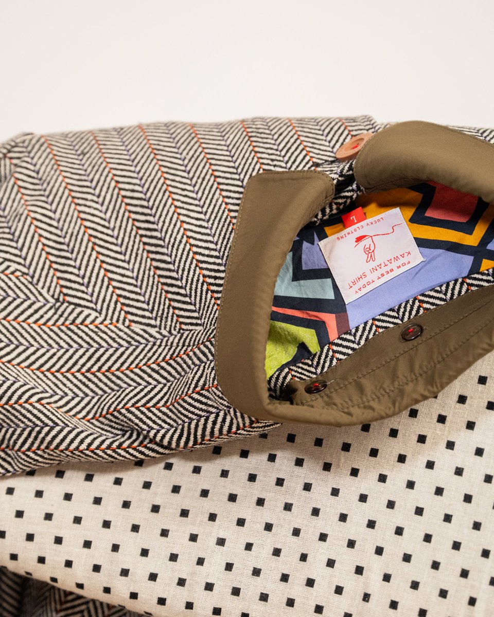 kawatanishirt's tweet image. 河谷シャツ 25AW Theme 「Pattern(文様)」
日々の中で目にする、
文様や模様のかたちやリズム。
そこから着想を得て、
今回のコレクションが生まれました。
まもなく登場します。お楽しみに。
#25AW #pattern #文様 #河谷シャツ #kawatanishirt #shirt #シャツ #カジュアルシャツ
