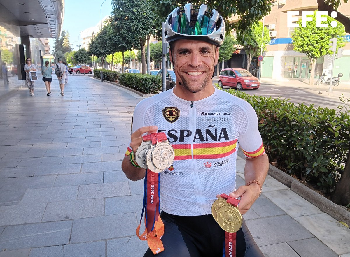 EfeExtremadura's tweet photo. El 'Pogacar' de los policías es extremeño. Javier Sánchez Cidoncha ha sido el deportista más laureado en los Juegos Mundiales de Policías y Bomberos, celebrados en Birmingham (Estados Unidos), en la modalidad de ciclismo, con la conquista de dos medallas de oro y tres de plata https://t.co/FcSjbgUG6V