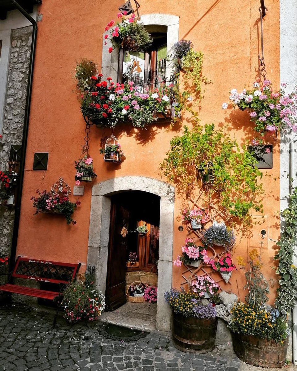 Passeggiata a #Pescasseroli, borgo nel cuore del <a href="/Parcoabruzzo/">Parco Abruzzo</a>! Centro visita, museo, area faunistica e un centro storico in “pietra gentile” tutto da scoprire!
👉 shorturl.at/GkS76
📷 IG francescomastro90
#abruzzo #viaggioinabruzzo #estateinabruzzo