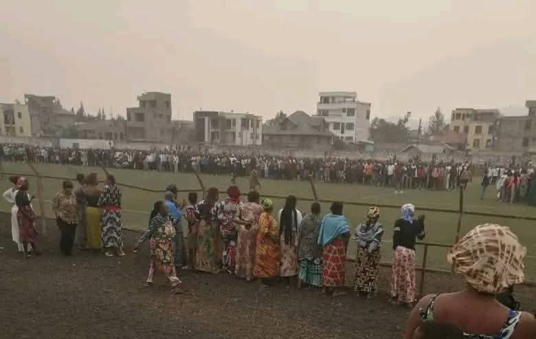 Katsuva_R's tweet photo. #Goma : terrible opération de bouclage à Goma, cette nuit presque tous les hommes adultes du quartier Mabanga Sud ont été interpellés par AFC/M23 et menés au stade de l'Unité pour un tri. Ces opérations permettraient de confondre les bandits, soldats et wazalendo cachés parmi les civils.
Il y a quelques mois, cette même opération avait permis de très sensiblement réduire l'insécurité dans les quartiers ouest de Goma.