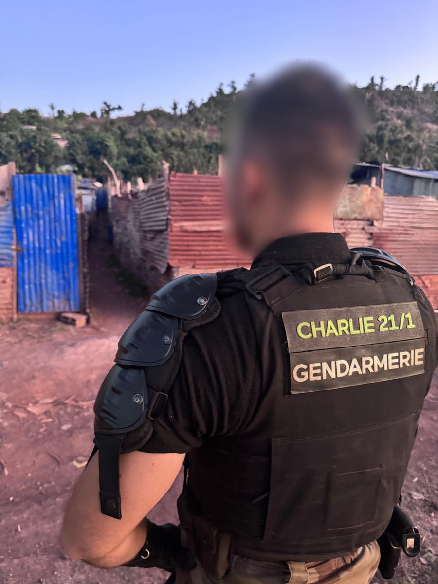 #Sécurité | 📍Dzoumogné

🚨👮‍♂️ Ce mardi soir, la <a href="/Gendarmerie/">Gendarmerie nationale</a> de Mayotte, en présence de Daniel FERMON, sous-préfet, secrétaire général de la préfecture de Mayotte, a déployé une opération renforcée de sécurisation à Dzoumogné.
