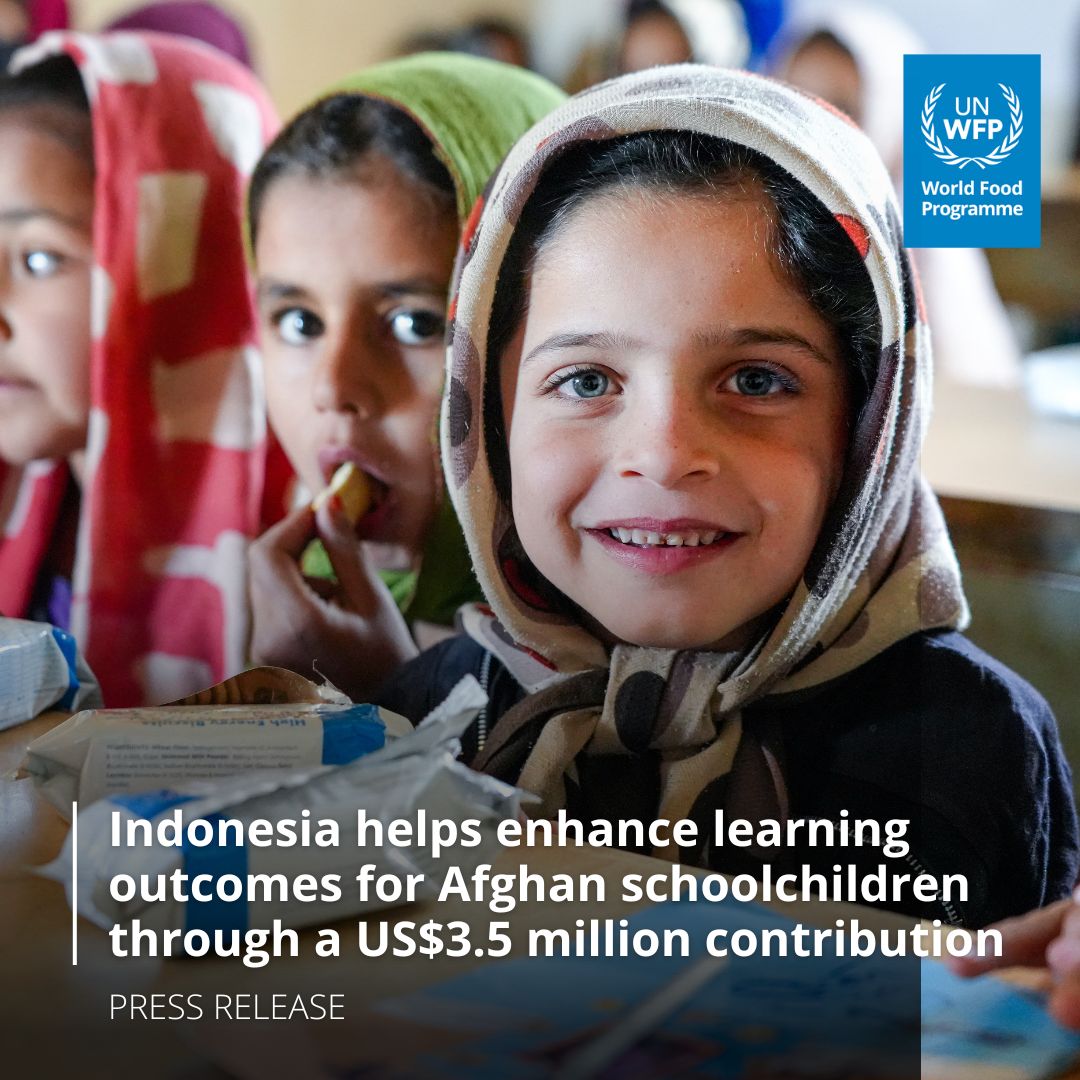 In #Afghanistan, many children go to school on an empty stomach.

Thanks to the generous contribution from the Government of Indonesia 🇮🇩, WFP will be able to assist nearly 200,000 schoolchildren with fortified biscuits.

Press release: tinyurl.com/436jcrkh