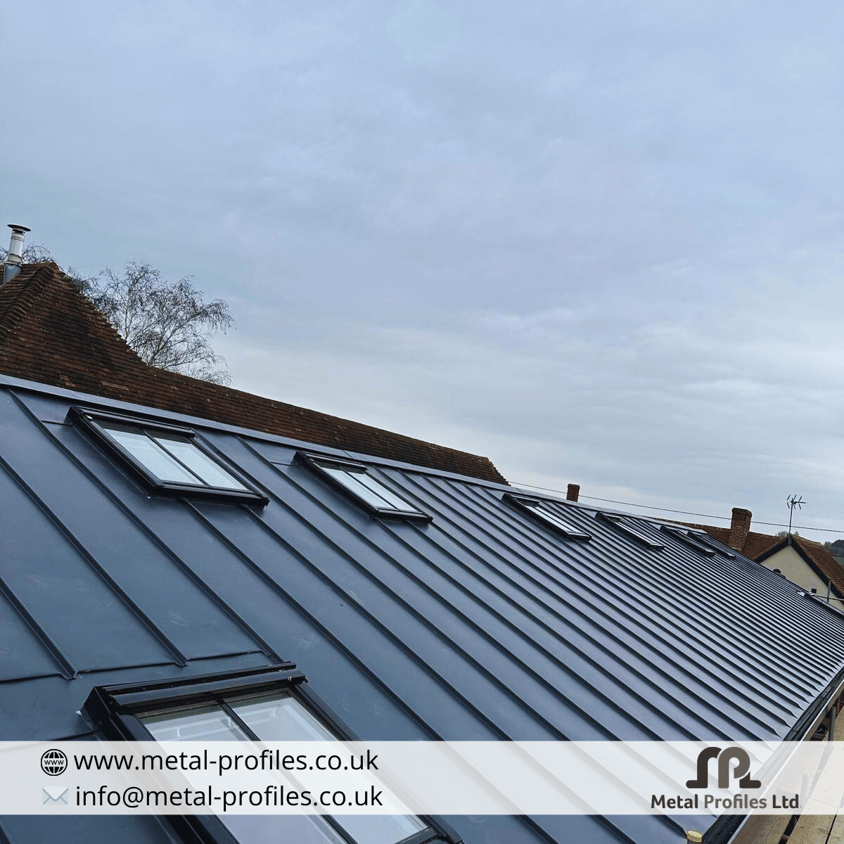 metalprofilesl's tweet image. We’ve just finished a standing seam warm roof in Essex using Greencoat PLX, finished in RAL 7016.

A full hard metal build-up from substrate to final seam. Built to perform. Built to last.

#GreencoatPLX #StandingSeamRoof #WarmRoofSystem #RAL7016 #MetalRoofing #UKConstruction