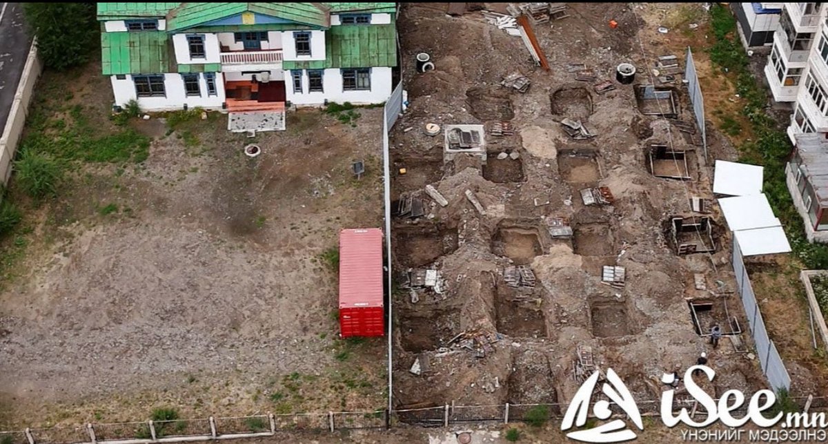 Сүүлчийн эзэн хааныхаа өргөөний ханыг оруулаад газар олгож байдаг, авч байдаг, байшин барих гэж л байдаг ийм төр засаг улс орон энэ дэлхийд ер нь хэд байдаг бол.