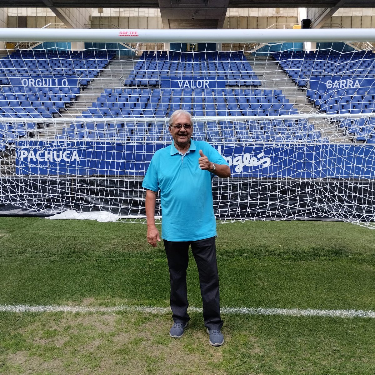 RealOviedo's tweet photo. 🧤 Ratomir Dujković, guardameta del Real Oviedo entre 1974 y 1977, ha visitado esta semana el Carlos Tartiere

3️⃣ temporadas defendiendo nuestra portería

💙 El tiempo pasa, pero el azul permanece

@FundacionRO
#RealOviedo 🔵⚪ https://t.co/GUtZZtovGW