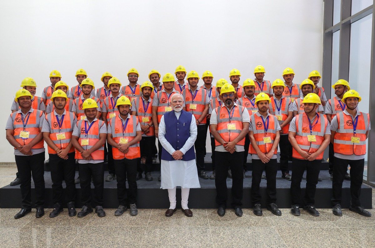Narendra Modi (@narendramodi) on Twitter photo рдХрд░реНрддрд╡реНрдп рднрд╡рди рд╡рд┐рдХрд╕рд┐рдд рдФрд░ рдЖрддреНрдордирд┐рд░реНрднрд░ рднрд╛рд░рдд рдХреЗ рдирд┐рд░реНрдорд╛рдг рдХреЗ рд▓рд┐рдП рд╣рдорд╛рд░реА рдкреНрд░рддрд┐рдмрджреНрдзрддрд╛ рдХреЛ рджрд░реНрд╢рд╛рддрд╛ рд╣реИред рдЗрд╕реЗ рдЧрдврд╝рдиреЗ рд╡рд╛рд▓реЗ рд╣рдорд╛рд░реЗ рд╢реНрд░рдордпреЛрдЧрд┐рдпреЛрдВ рдХреА рдЕрдердХ рдореЗрд╣рдирдд рдФрд░ рд╕рдВрдХрд▓реНрдк-рд╢рдХреНрддрд┐ рдХрд╛ рдЖрдЬ рджреЗрд╢ рд╕рд╛рдХреНрд╖реА рдмрдирд╛ рд╣реИред рдЙрдирд╕реЗ рд╕рдВрд╡рд╛рдж рдХрд░ рдЕрддреНрдпрдВрдд рдкреНрд░рд╕рдиреНрдирддрд╛ рд╣реБрдИ рд╣реИред рдХрд░реНрддрд╡реНрдп рднрд╡рди рд╡рд┐рдХрд╕рд┐рдд рдФрд░ рдЖрддреНрдордирд┐рд░реНрднрд░ рднрд╛рд░рдд рдХреЗ рдирд┐рд░реНрдорд╛рдг рдХреЗ рд▓рд┐рдП рд╣рдорд╛рд░реА рдкреНрд░рддрд┐рдмрджреНрдзрддрд╛ рдХреЛ рджрд░реНрд╢рд╛рддрд╛ рд╣реИред рдЗрд╕реЗ рдЧрдврд╝рдиреЗ рд╡рд╛рд▓реЗ рд╣рдорд╛рд░реЗ рд╢реНрд░рдордпреЛрдЧрд┐рдпреЛрдВ рдХреА рдЕрдердХ рдореЗрд╣рдирдд рдФрд░ рд╕рдВрдХрд▓реНрдк-рд╢рдХреНрддрд┐ рдХрд╛ рдЖрдЬ рджреЗрд╢ рд╕рд╛рдХреНрд╖реА рдмрдирд╛ рд╣реИред рдЙрдирд╕реЗ рд╕рдВрд╡рд╛рдж рдХрд░ рдЕрддреНрдпрдВрдд рдкреНрд░рд╕рдиреНрдирддрд╛ рд╣реБрдИ рд╣реИред