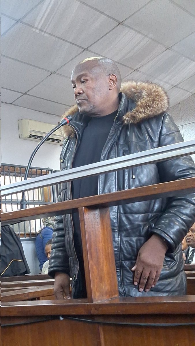 #KatisoMolefe State Prosecutor Khetokwakhe Ngubane now reads the affidavit from the investigating officer. The state is opposing Molefe's bail application.

#DjSumbody
#DjVintos
#eNCA