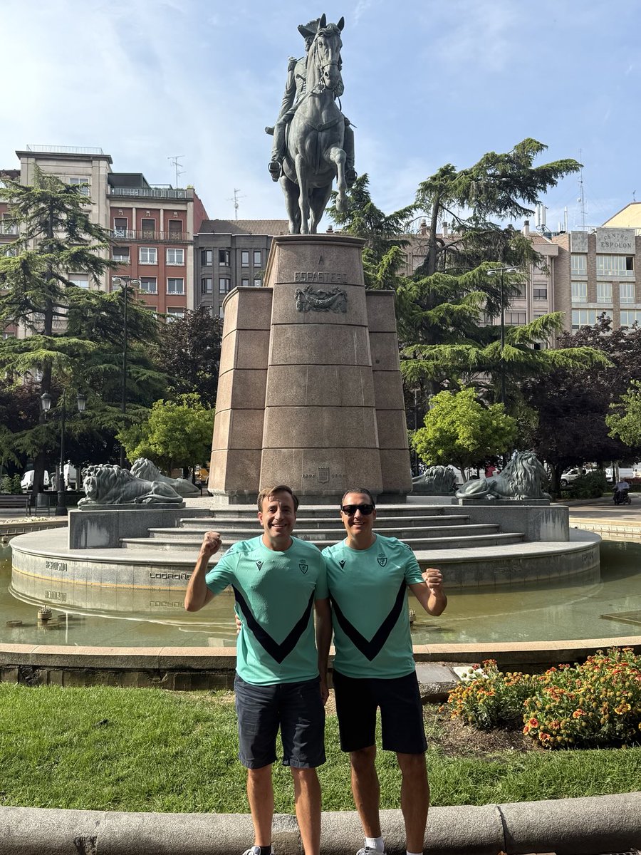Desde el Paseo del Espolón de Logroño y frente a la estatua del General Espartero, paseando orgullosos nuestra camiseta ⁦<a href="/RealJaenCF/">Real Jaén C.F.</a>⁩ 🦎🦎