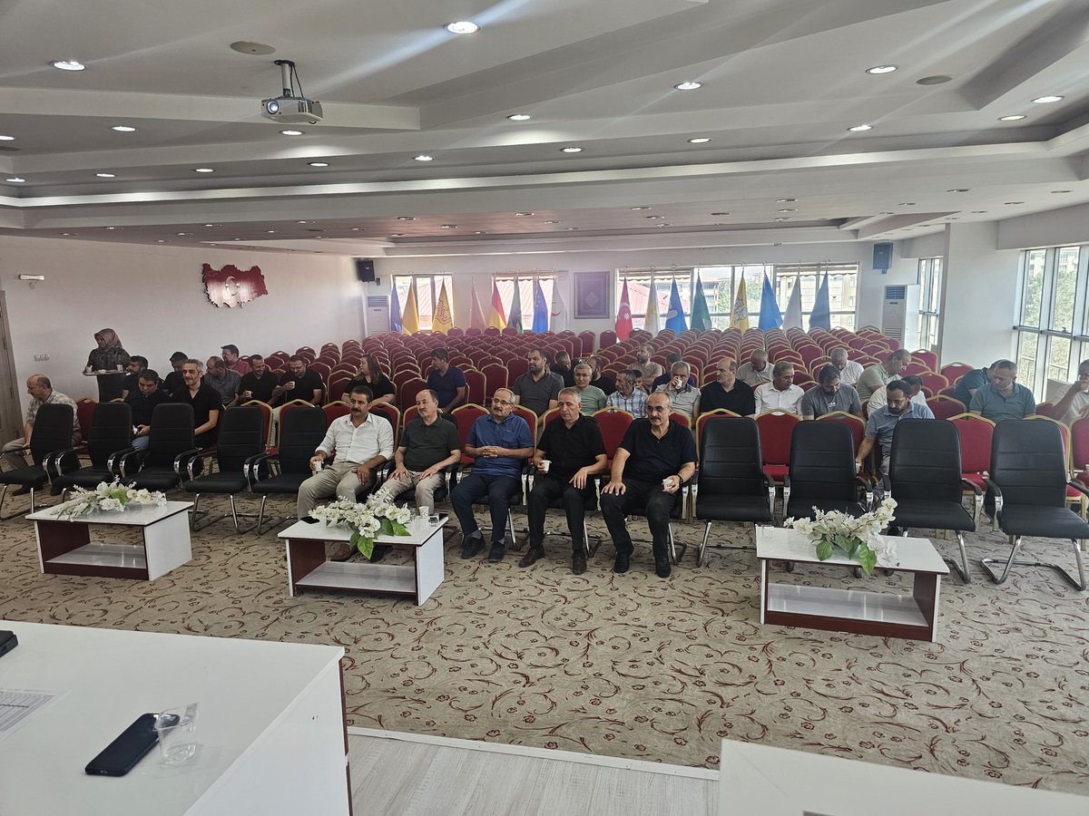 elbistanmem's tweet photo. 2025 LGS sonuçları değerlendirme toplantısı Elbistan İlçe Milli Eğitim Müdürü İlyas GEZER,Şube Müdürleri Bünyamin ÖZDEMİR, İsmail BAYAZIT ve Elbistan'daki Ortaokul Müdürlerinin katılımları ile gerçekleşti. https://t.co/nPlbXerkrA