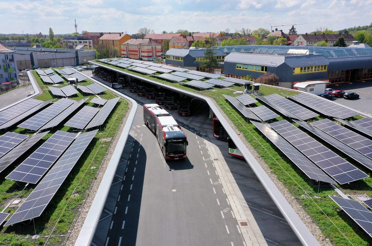 Wenn der Abstand der PV-Module zum Dach größer ist, kann das Dach begrünt werden, wie hier umgesetzt.
Die E-Busse können zudem einen Teil des Stroms vom Dach beziehen und müssen die Energie nicht teuer aus Ländern außerhalb Europas importieren.
baunetzwissen.de/flachdach/tipp…