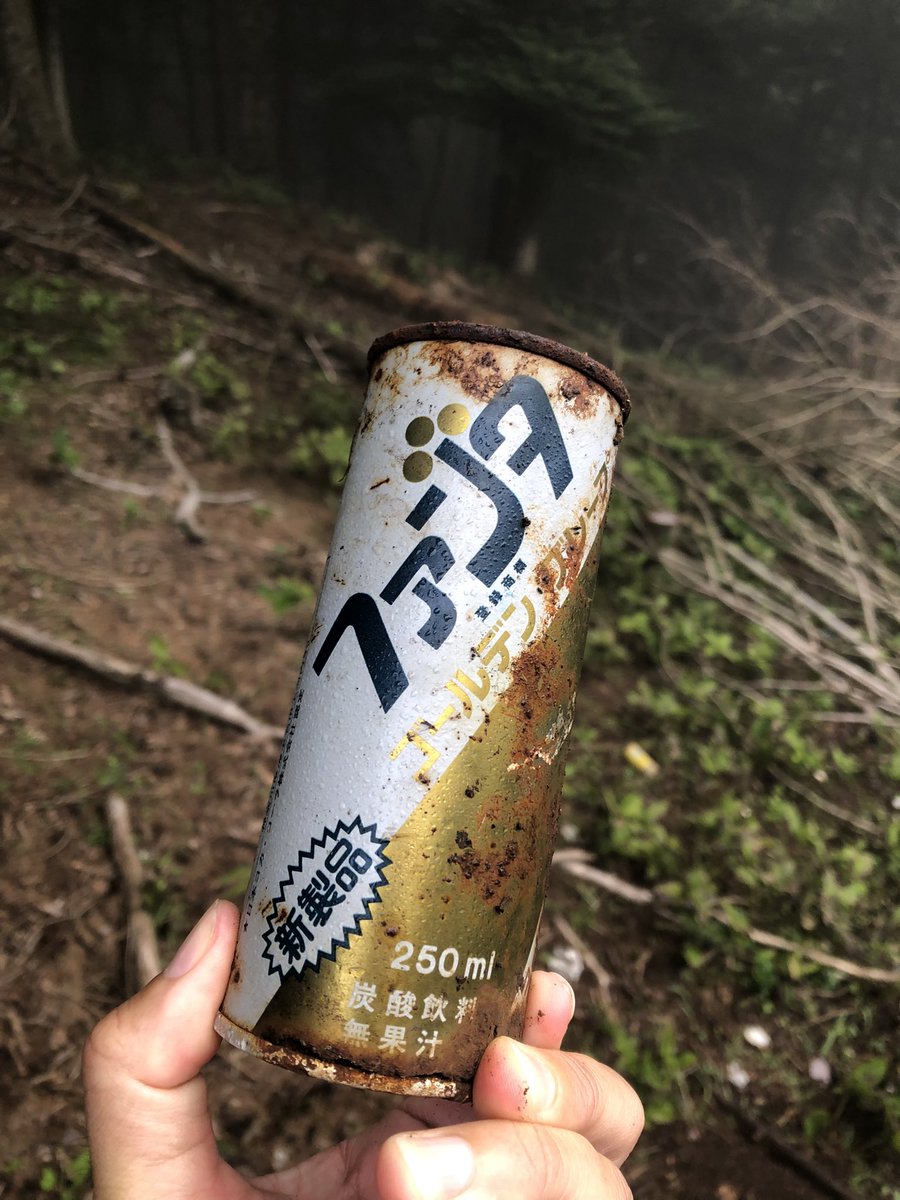 ファンタグレープの人工着色料への批判が高まり、着色料を抜いたら金色の液体になってしまったので無理矢理「ゴールデングレープ」に。これはその発売当時のもの。