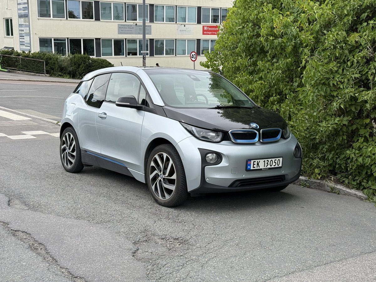 Spotted this early silver i3 with winter tires