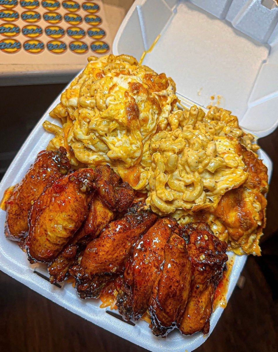 F0ODHub's tweet photo. Mac And Cheese With Chicken Wings 🔥 https://t.co/hZ8oQ3Dzs6