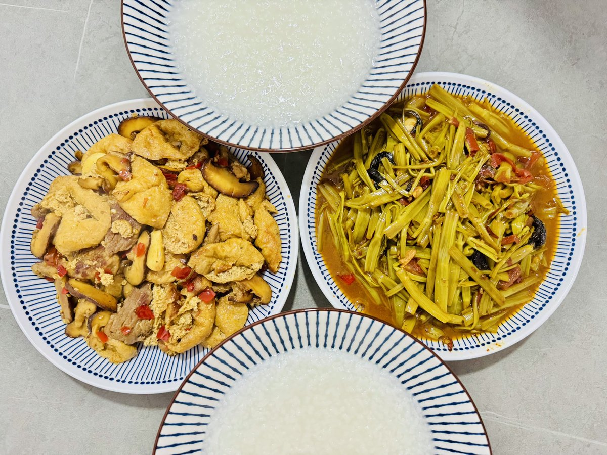 乔先生知道我今天没什么胃口想喝白粥，就专门给我做了这道让我赞不绝口的通菜梗炒酸。

香辣酸甜咸，五味杂陈，爽口开胃，简直就是白粥绝配。除了蒜米，番茄，小米椒，里面特地加了一扎紫苏，一粒腐乳，可谓神来之笔。

风卷残云，两大碗白粥很快见底。