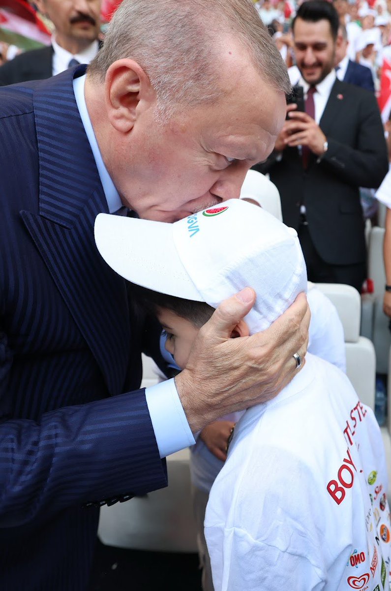 “Bir öpücükle büyüyen yürekler, bir medeniyetin mayası olur.”

#renklensinyazokulumuz