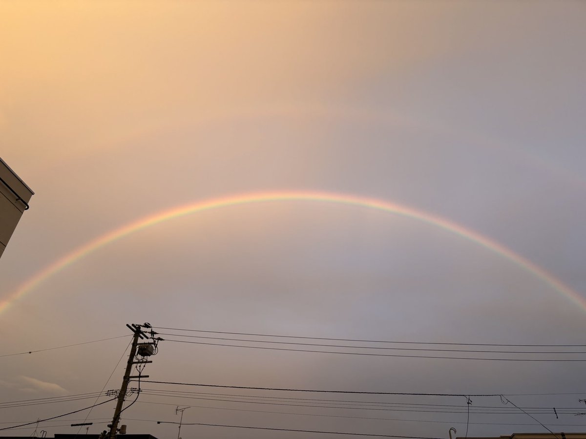 恵の雨の後に夕焼け空に綺麗に虹がかかりました🌈
皆さんにもHappyな時間になりますように🙏
