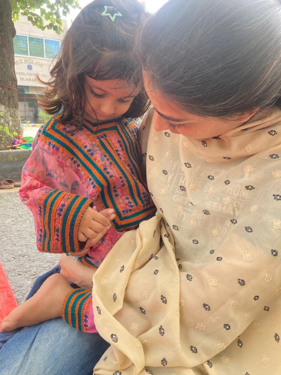 دوازدہ سالانی شپ کہ روچ مہ بیت 
مات کہ چک ءِ  رنگ ءَ  گار بکنت 
ذال دگانی سرا کہ پیر بہ بیت 
گونڈیں زھگانی چم مہ بنت چارگ 
چو نہ کرزی اے گہہ گہیں امروز 

#EndEnforcedDisappearances 
#ReleaseBYCLeaders