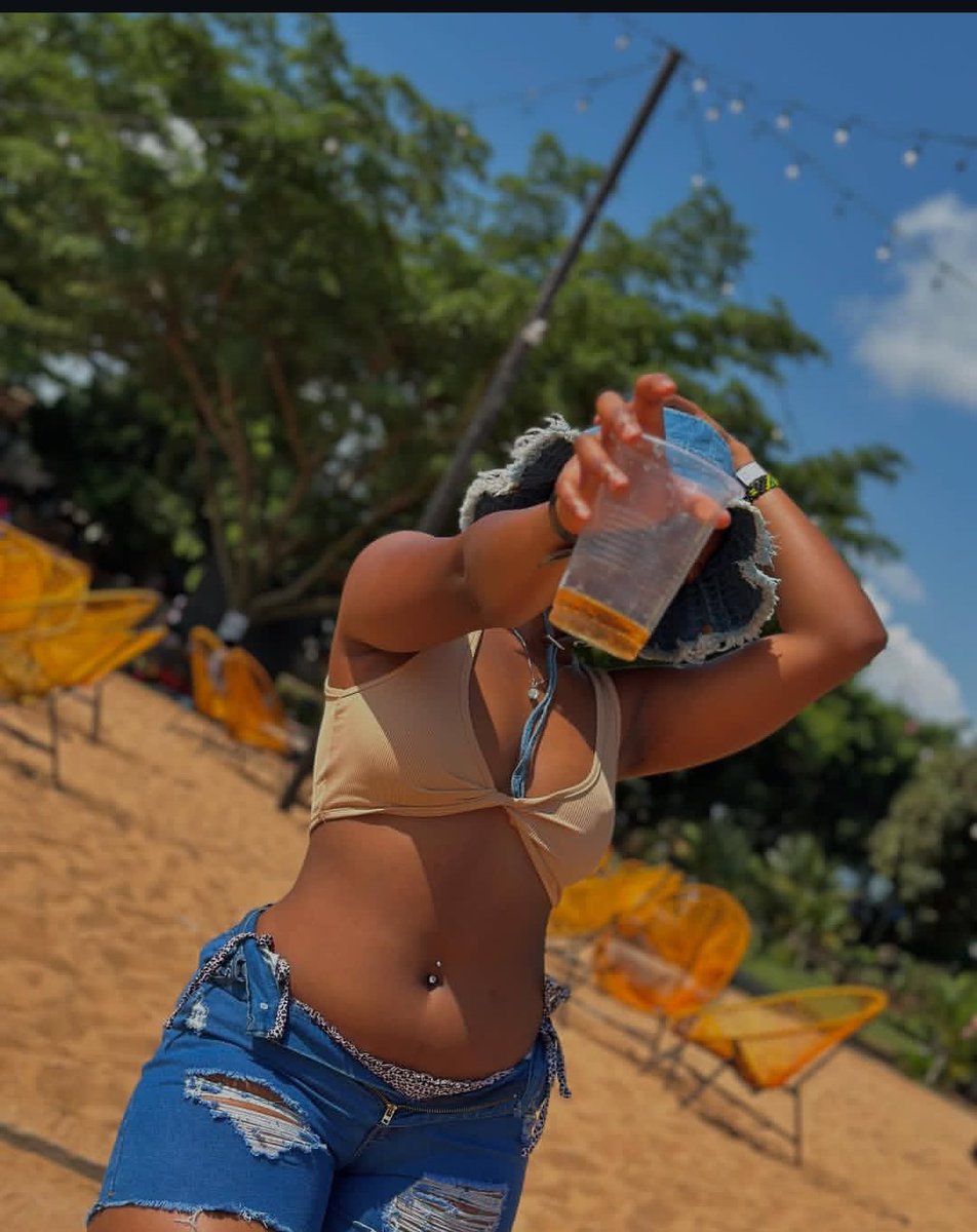 Guys are you ready to push me to 1k this afternoon? Just a few followers to go.