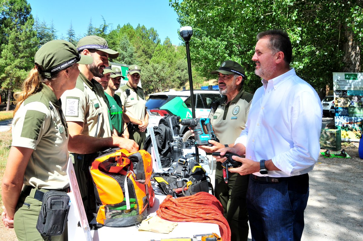 Junta Granada (@juntagranada) on Twitter photo La Junta refuerza el trabajo de los Agentes de Medio Ambiente con nuevos equipos técnicos que mejoran la seguridad y eficacia sobre el terreno
➡️ El delegado de <a href="/MedioAmbAND/">Consejería de Sostenibilidad y Medio Ambiente</a> <a href="/ManuelFGranada/">Manuel Francisco</a> presenta en una jornada de campo los nuevos equipamientos La Junta refuerza el trabajo de los Agentes de Medio Ambiente con nuevos equipos técnicos que mejoran la seguridad y eficacia sobre el terreno
➡️ El delegado de <a href="/MedioAmbAND/">Consejería de Sostenibilidad y Medio Ambiente</a> <a href="/ManuelFGranada/">Manuel Francisco</a> presenta en una jornada de campo los nuevos equipamientos