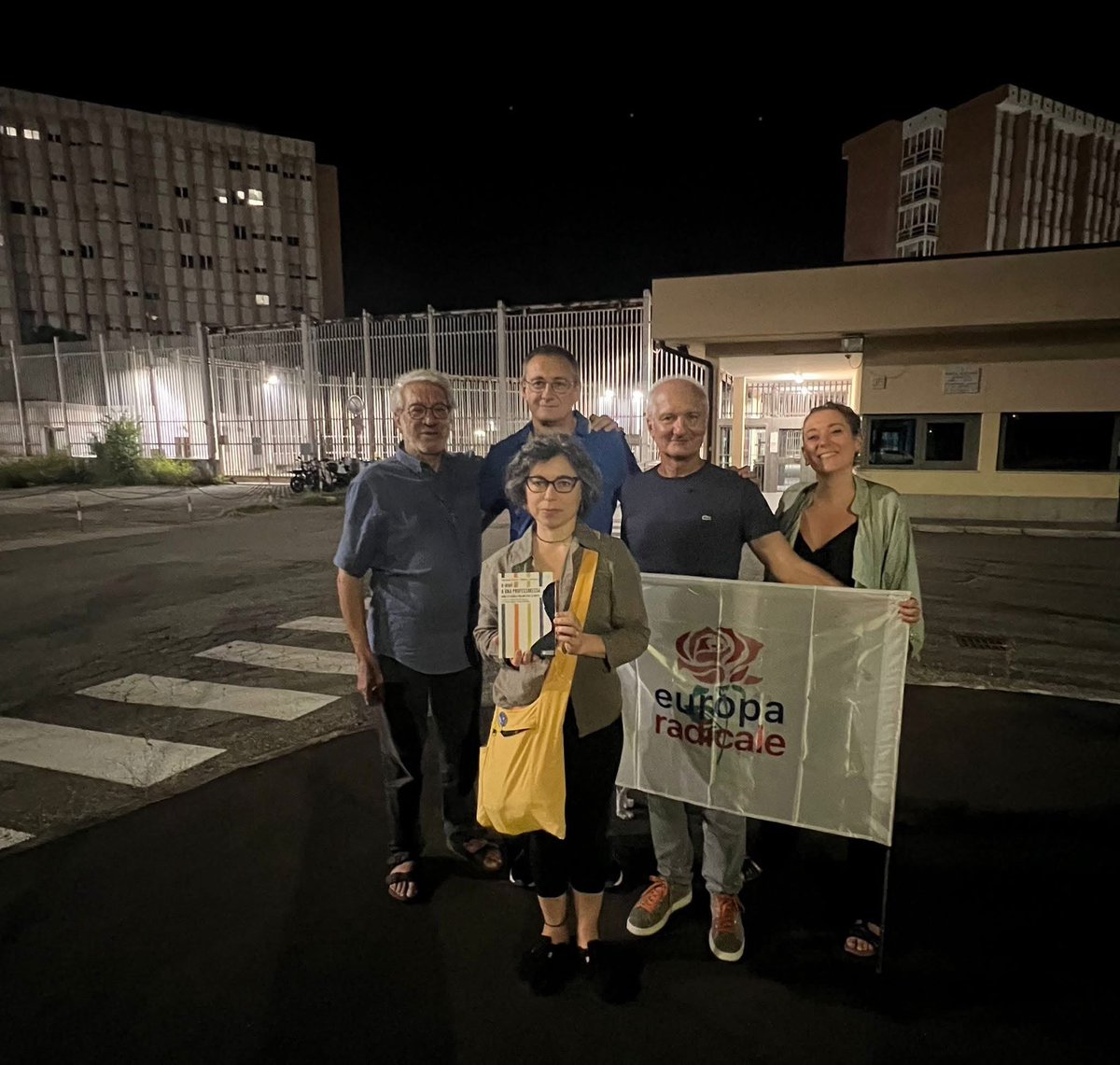 🌹 Solo la follia della ragionevolezza radicale può produrre incontri come quello di stanotte di fronte al Carcere Lorusso e Cotugno di Torino.

La veglia in diretta di Europa Radicale ha trovato ad accoglierla Frate Beppe Giunti.
<a href="/igorilicboni/">Igor Boni</a> 
<a href="/silvjamanzi/">silvja manzi</a>