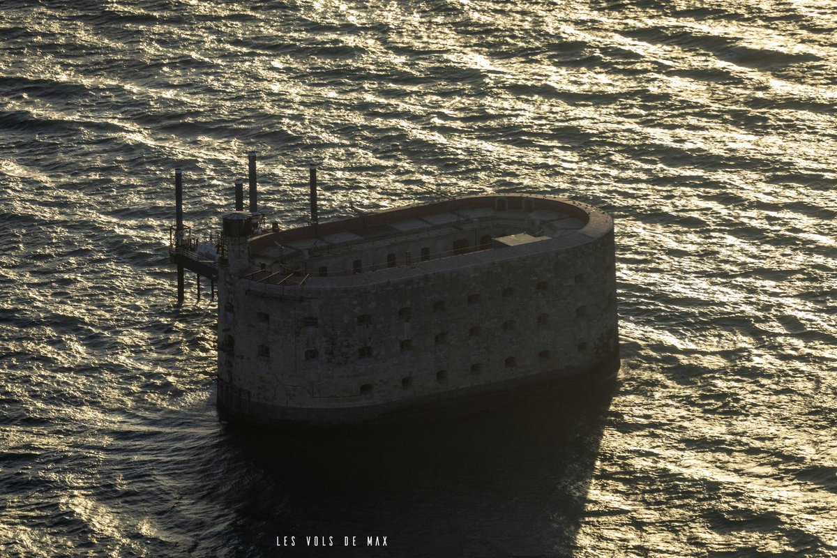 Sans filtre. Juste le soleil qui transforme la mer en or autour de Fort Boyard 🔥