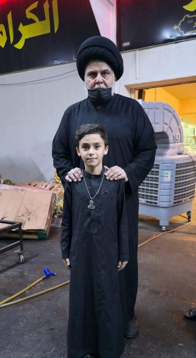 قبل قليل سماحة السيد القائد مقتدى الصدر في مضيف آل الصدر الكرام ..